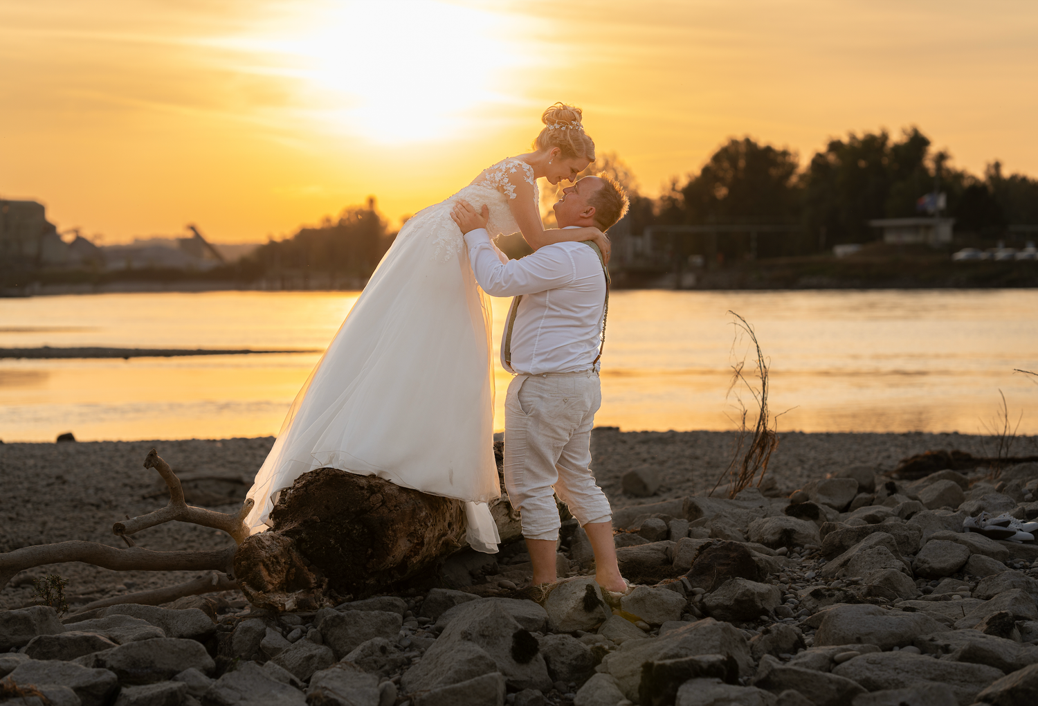 Romantisches Hochzeitspaar beim Fotoshooting nach der Trauung – moderne Hochzeitsfotografie in Baden-Württemberg.