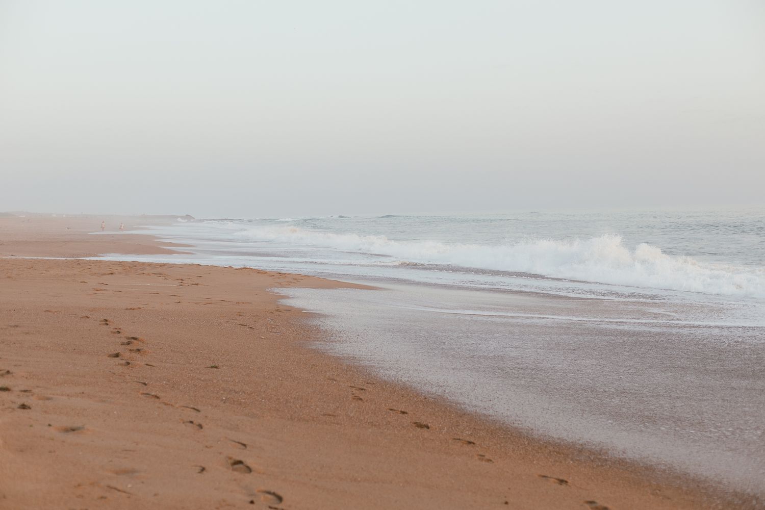 Séance photo lifestyle de couple à la plage des Sables-d’Olonne, avec Anne-Laure et Clément profitant d’un instant complice et authentique.