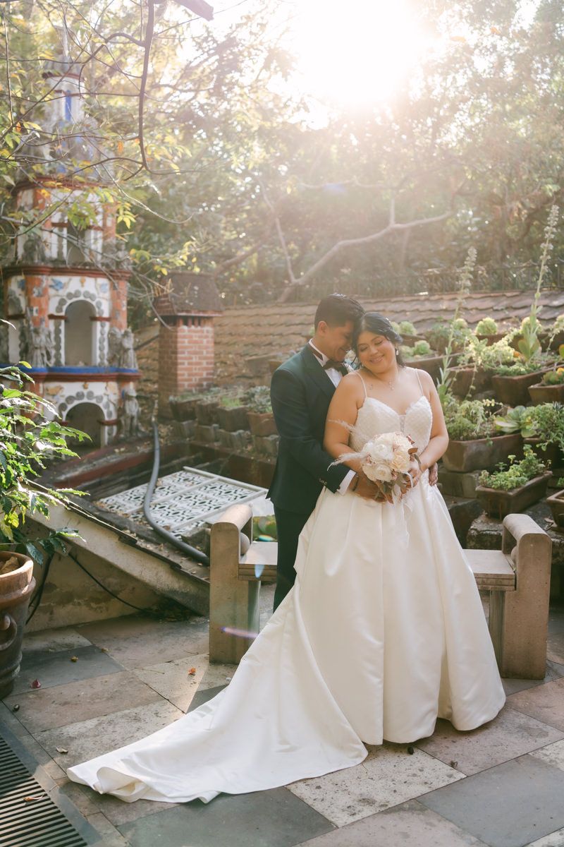 Momento romántico en Casa de los Árboles, Morelos; fotografía de boda honesta y emotiva de Ketzin y Ernesto por Luiz del Rio desde GDL.