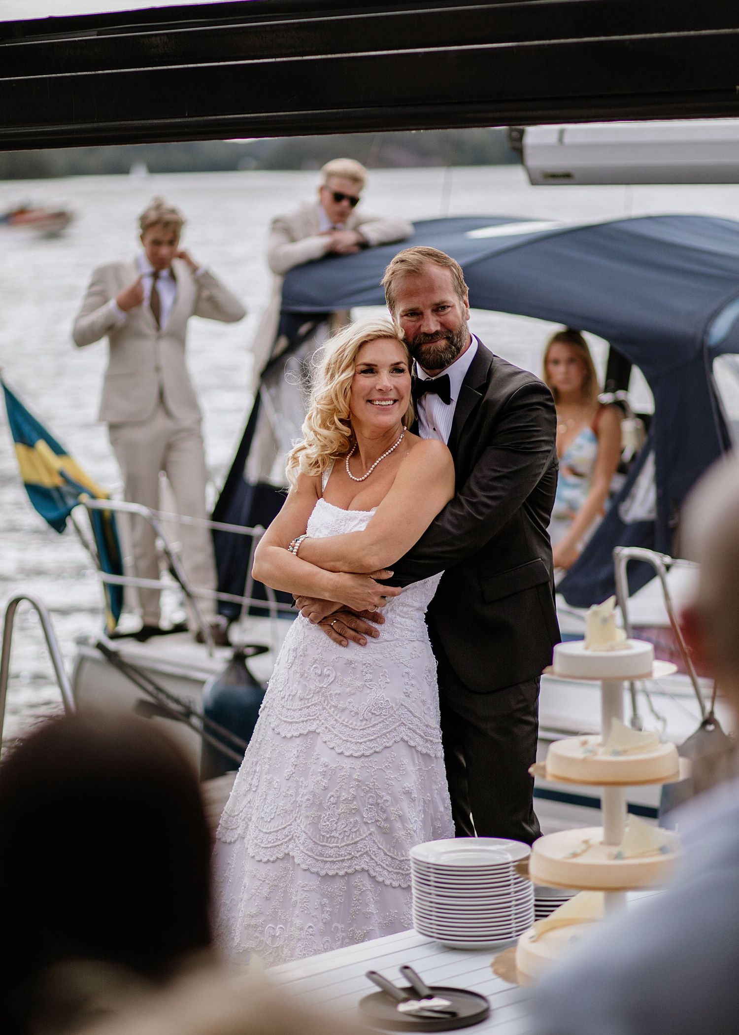 Brudpar vid vattnet på Villa Soludden med marin dekor.
Midsommarfirande med kransar och skratt på Värmdö.