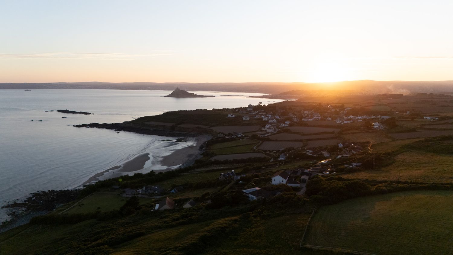 coucher de soleil sur le saint michael mount dans les cornouailles en angleterre
