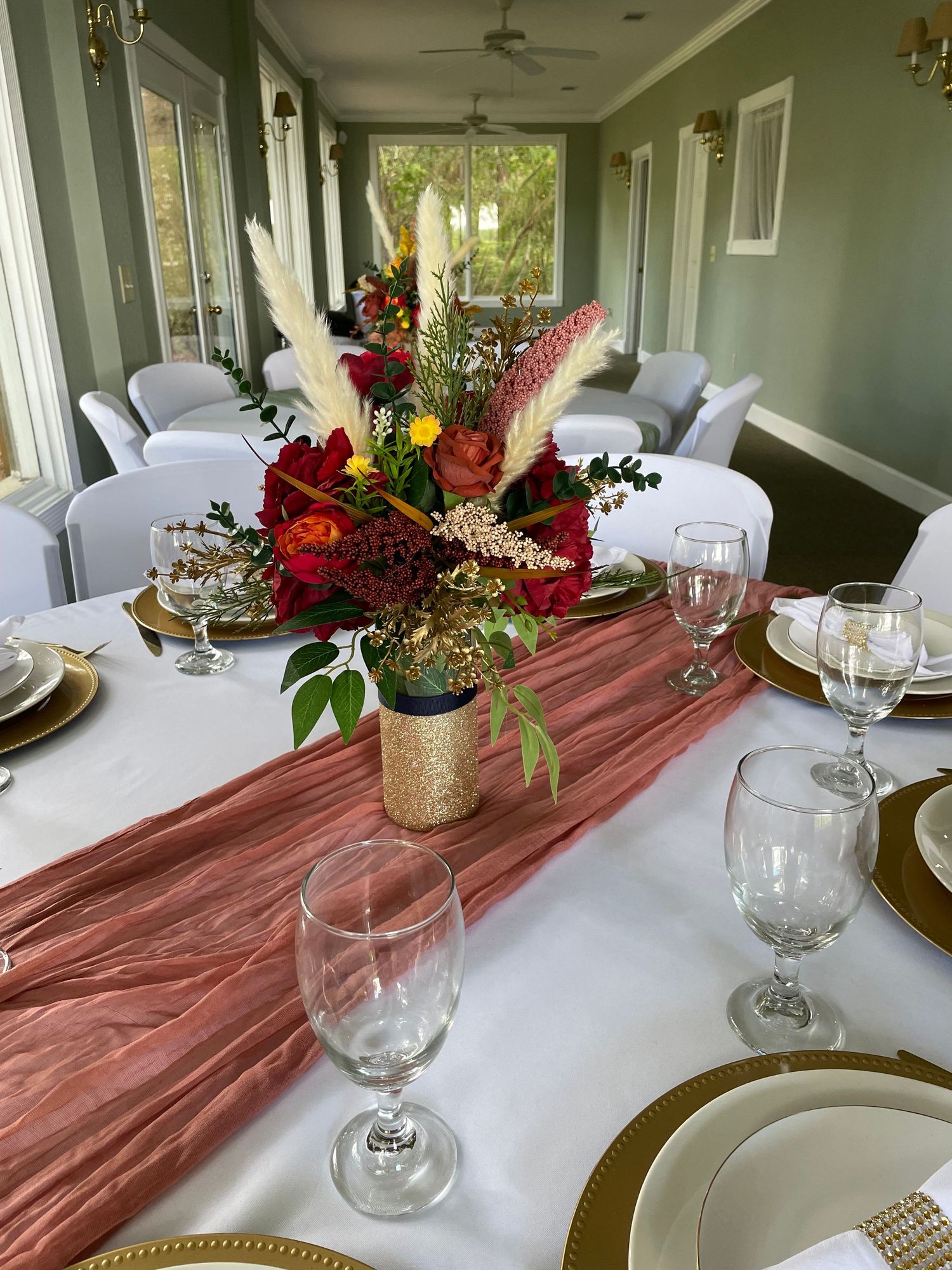 Wedding venue between Jacksonville, FL, and Savannah, Georgia, just outside Jesup, Georgia. Fall wedding flowers on a table.
