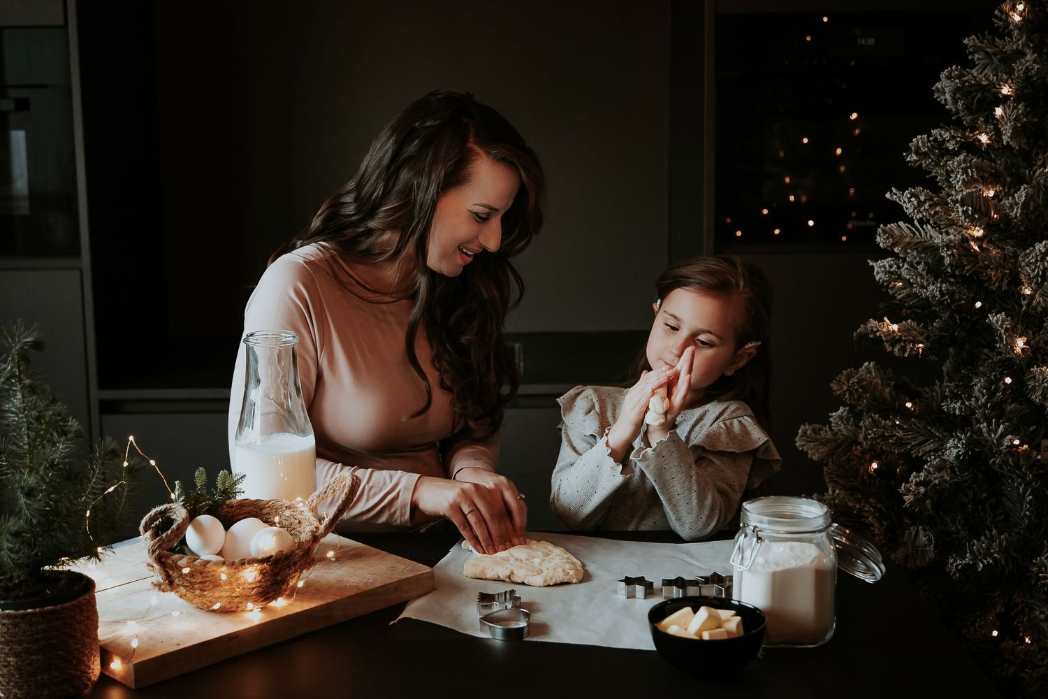 Mother and daughter baking Christmas cookies together during a storytelling family photography session in Woerden.