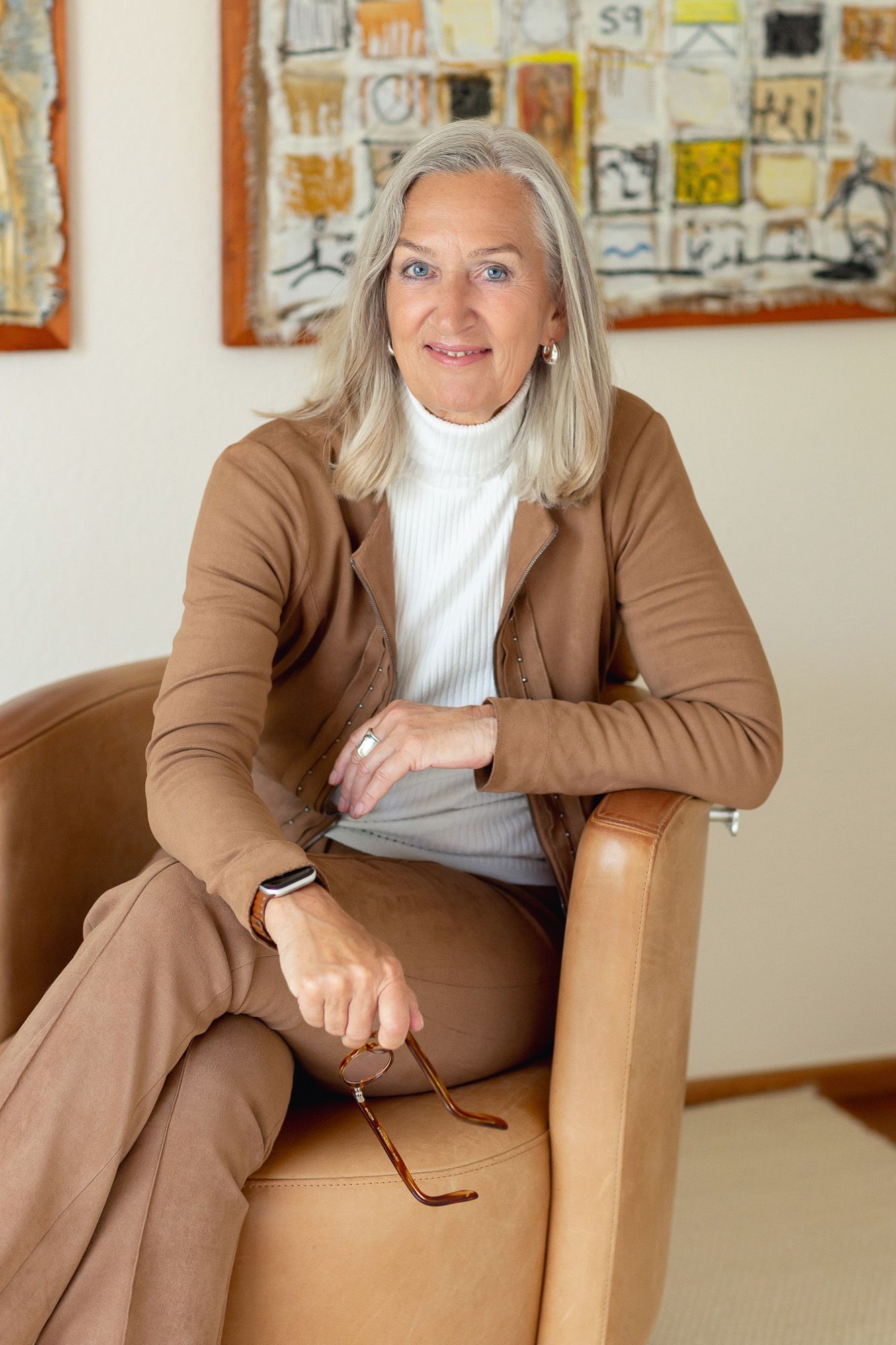 Natürliches Portrait von Anja Kreck, Executive Coach Frankfurt, in ihren schönen Räumlichkeiten. Business- und Personal Branding Fotografie