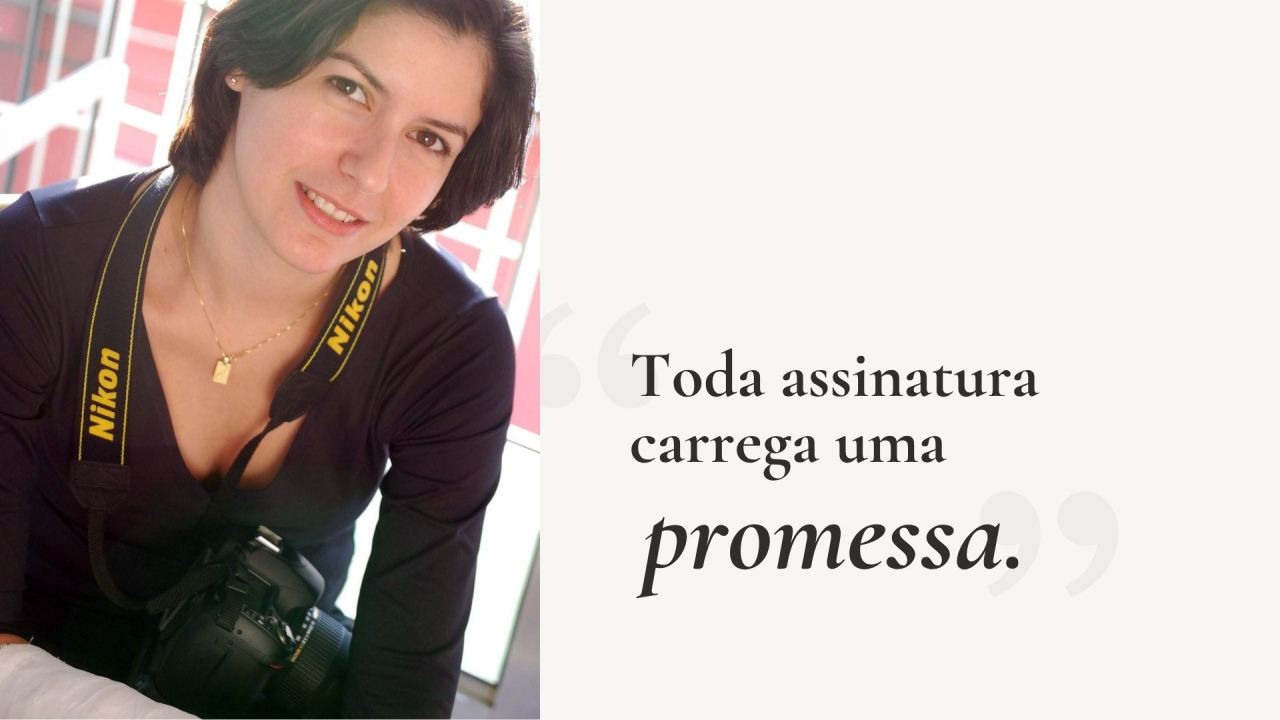 Black and white portrait of a smiling woman wearing a Nikon camera strap with Portuguese text overlay.