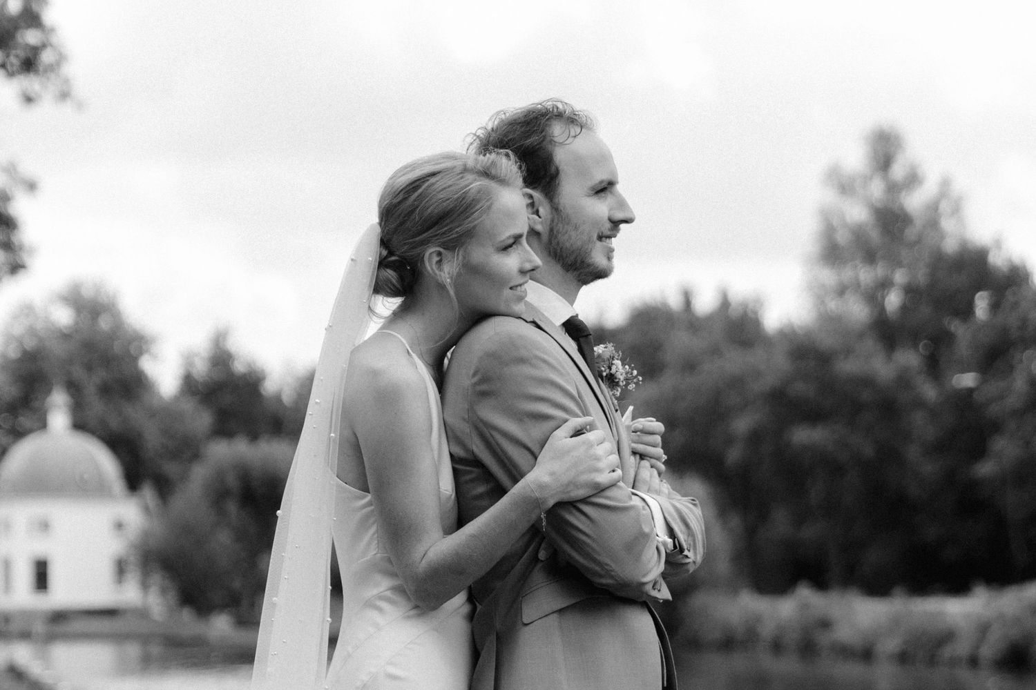 Trouwfotograaf Almelo, spontane trouwfoto met natuurlijk licht en romantische sfeer. Professionele bruidsfotografie Almelo, pure emotie