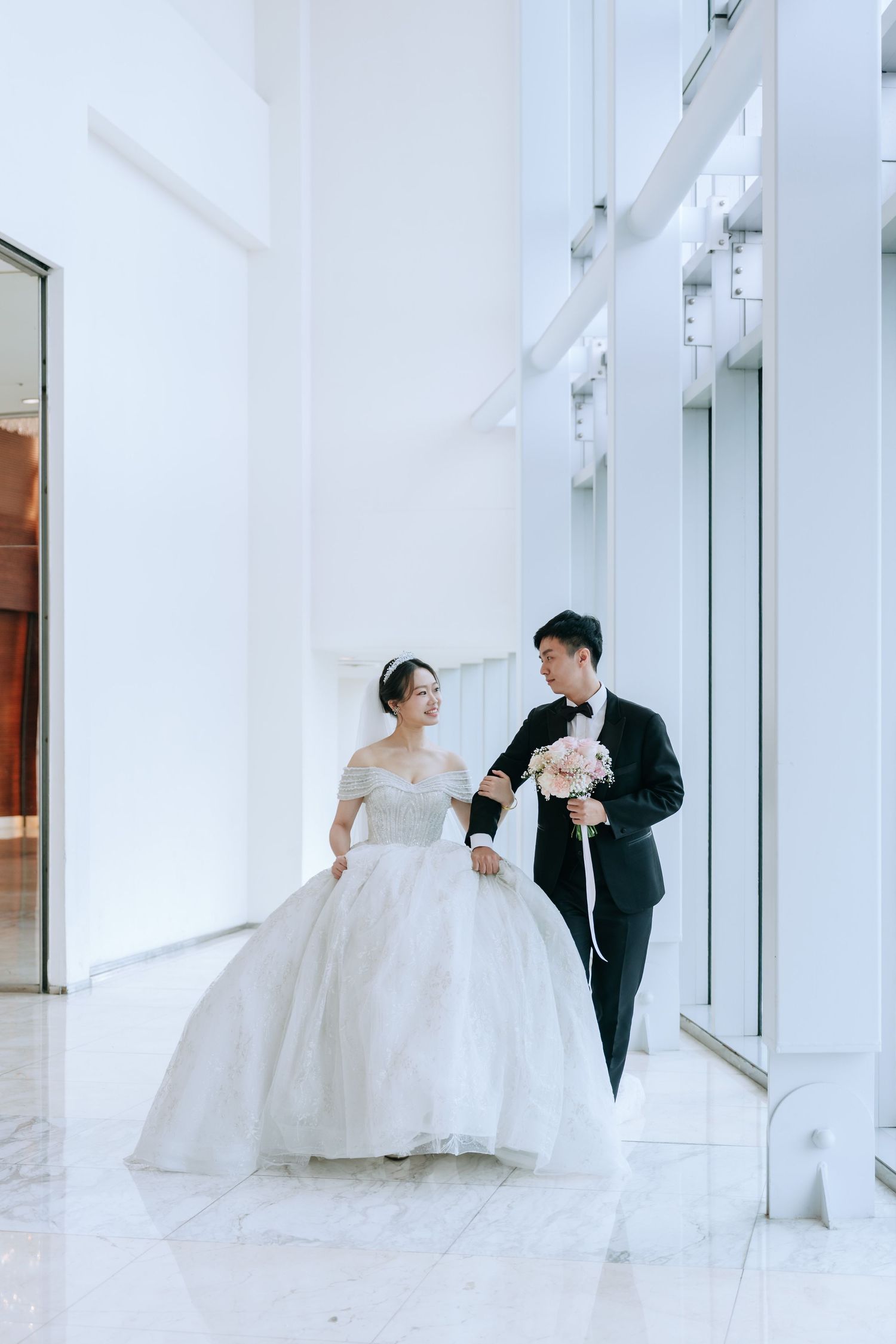 高雄漢神巨蛋婚禮攝影,由渴望影像 Rowen 主拍、Rebecca 共同記錄。純午宴前安排類婚紗拍攝,完整留下經典進場、Lucy 健康操歡樂橋段、親友自然互動與婚禮手電筒星芒創意畫面。Rowen 擅長穩定掌握婚宴流程、自然引導與經典構圖,呈現明亮耐看又充滿婚禮氣氛的高雄婚宴紀錄。