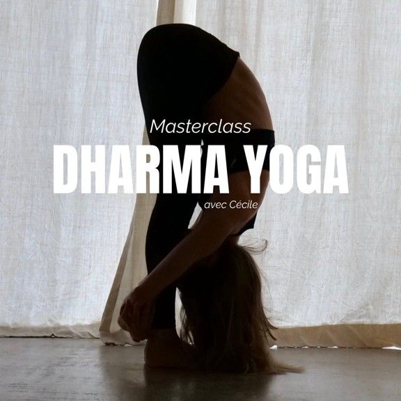 Professeur de yoga pratiquant la posture de la pince pour un atelier de Dharma yoga