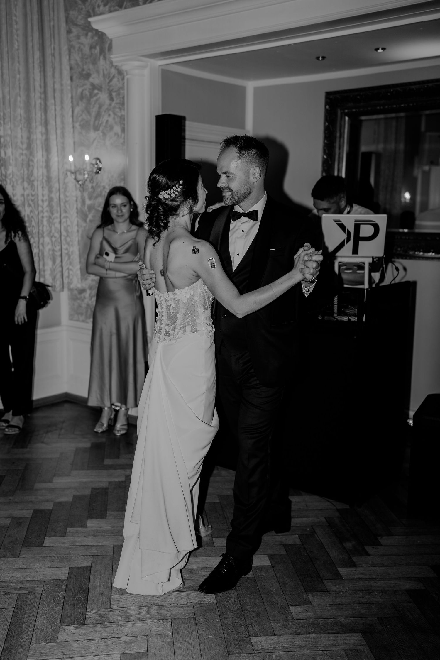 Emotionale Sommerhochzeit im Haus Sanssouci Berlin. Authentische Hochzeitsfotografie von Sedef Yilmaz – natürlich, echt, voller Liebe.