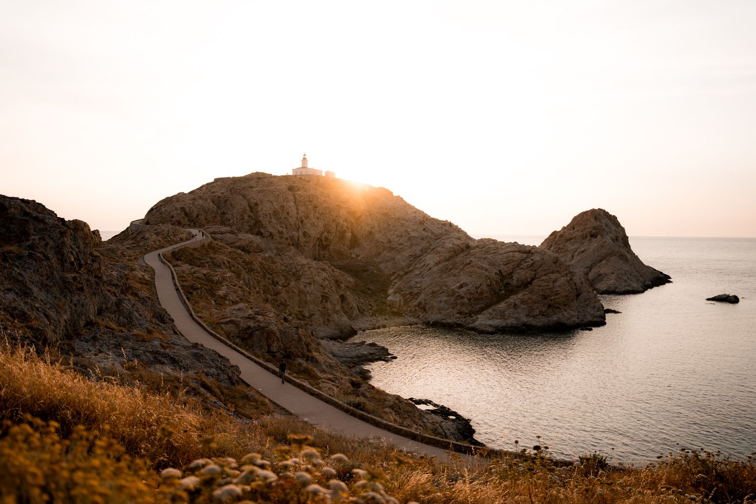 Coucher de soleil sur le phare de la Pietra à l'ÎIe-Rousse