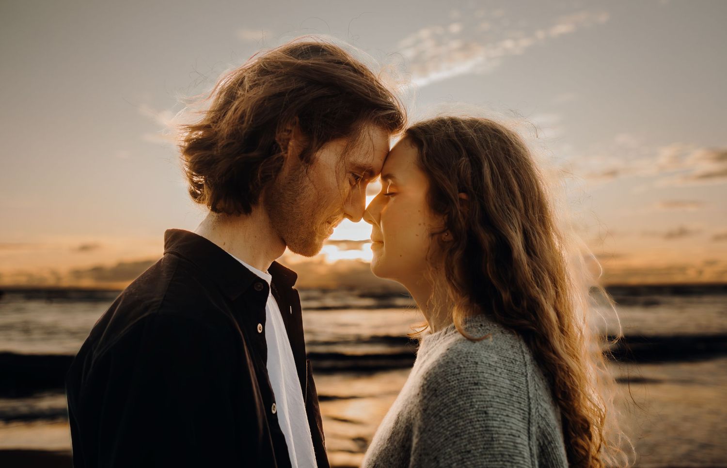 Lovers in Piha Beach for their engagement session with Apertured Media-Auckland Wedding and Elopement Photographer