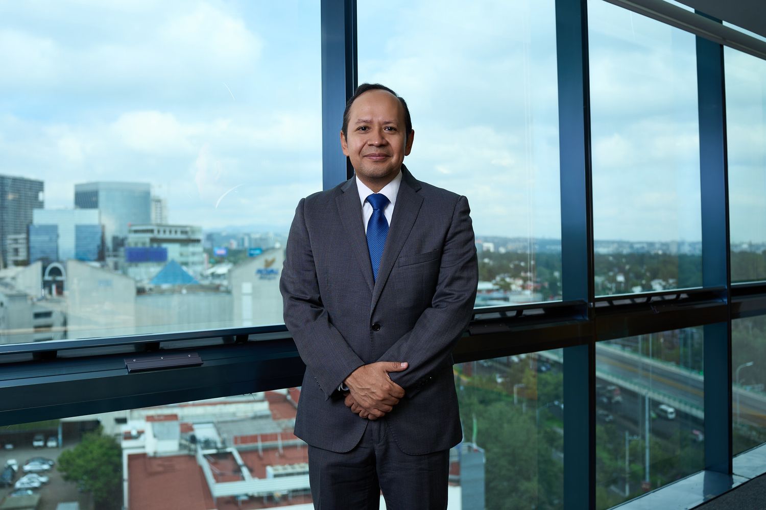Retrato institucional de directivo de CONSAR en oficinas de Ciudad de México