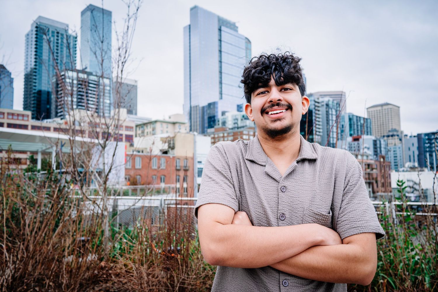 Seattle senior graduation photos at Pier 62 with Seattle skyline in background
