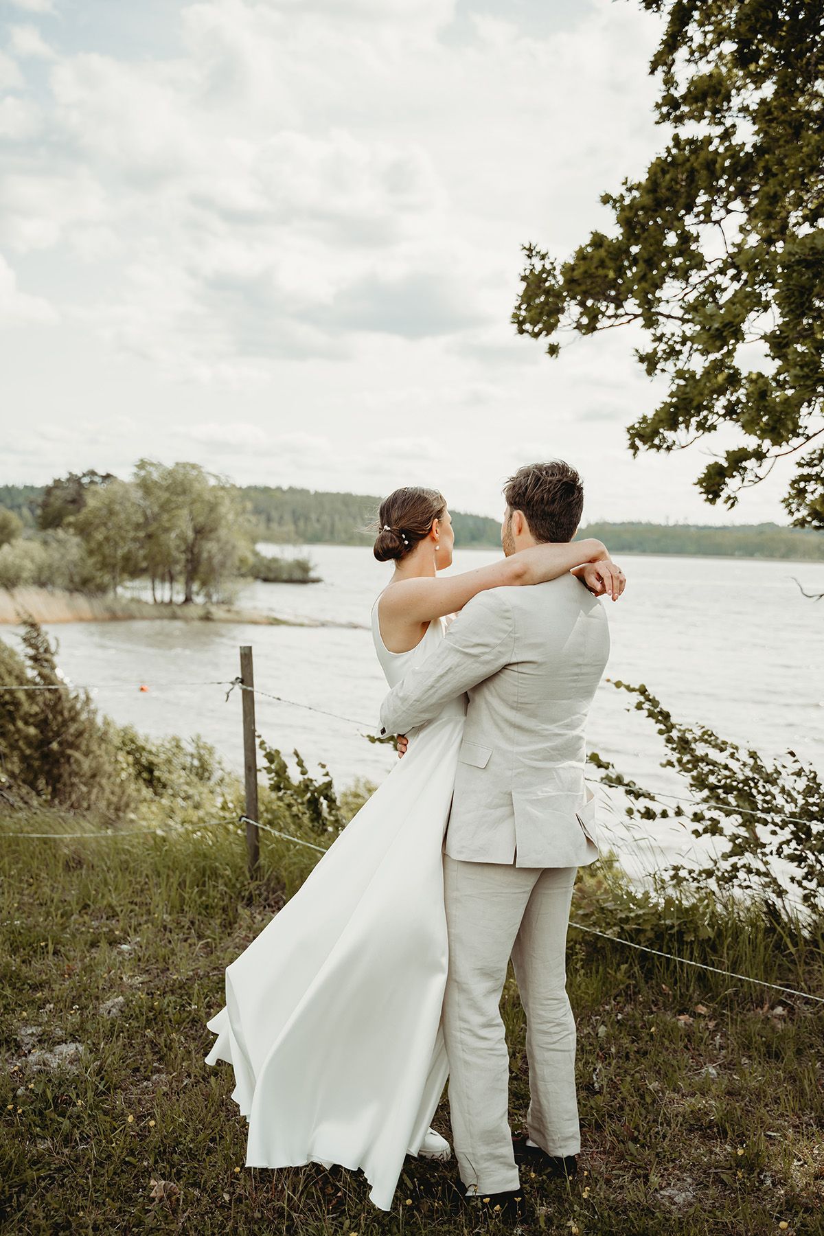 Bröllopsporträtt vid vattnet i Vrena Sörmland av bröllopsfotograf Josefin Landhagen, Lets Bloom Media AB.