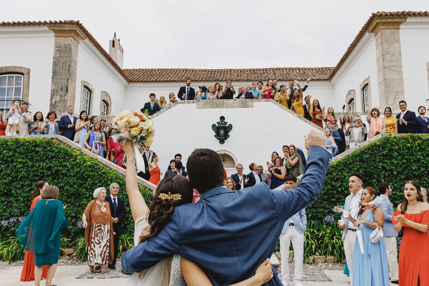 Bride and groom in a wedding group photo at Quinta Valle do Riacho wedding venue in Alenquer