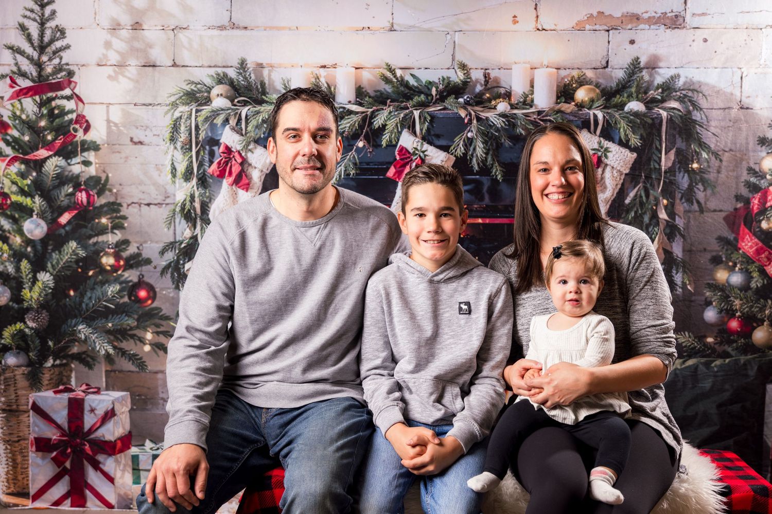 Christmas Family portraits | Russell Flea Market | Ottawa Wedding & Lifestyle Photographer | Tim Gowling Photography