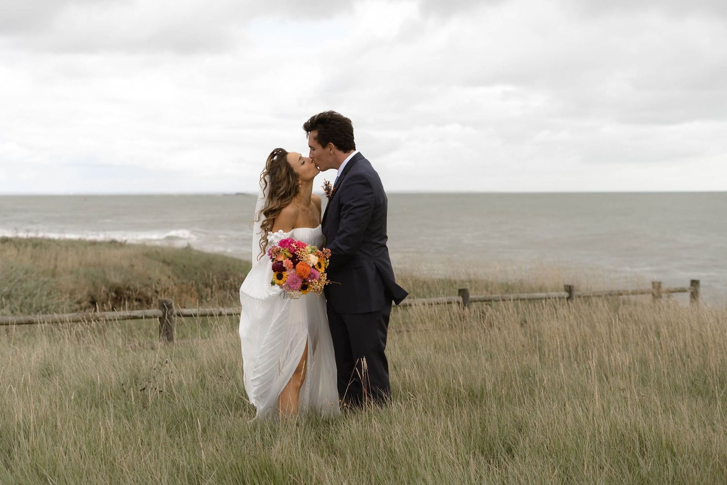Mariage Intimiste à Pornic au coucher du soleil photographié par une photographe elopement en France