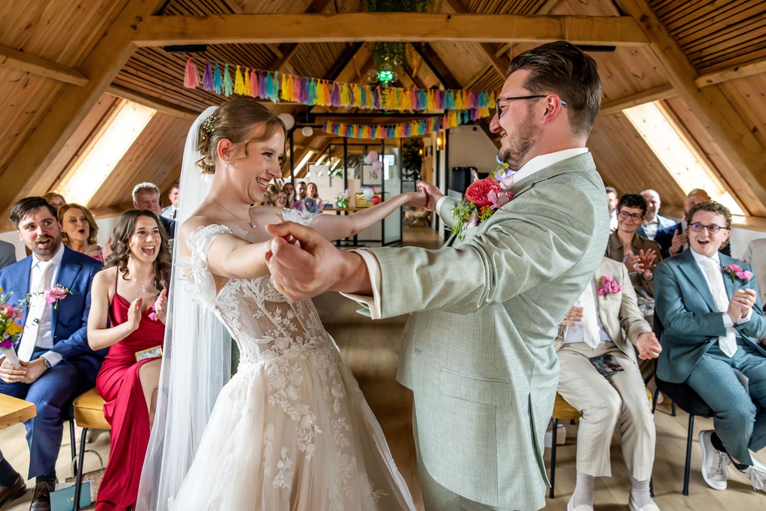 Bruidspaar staat blij tegenover elkaar met de handen vast, even na het jawoord tijdens de ceremonie bij Krelis in Uitgeest