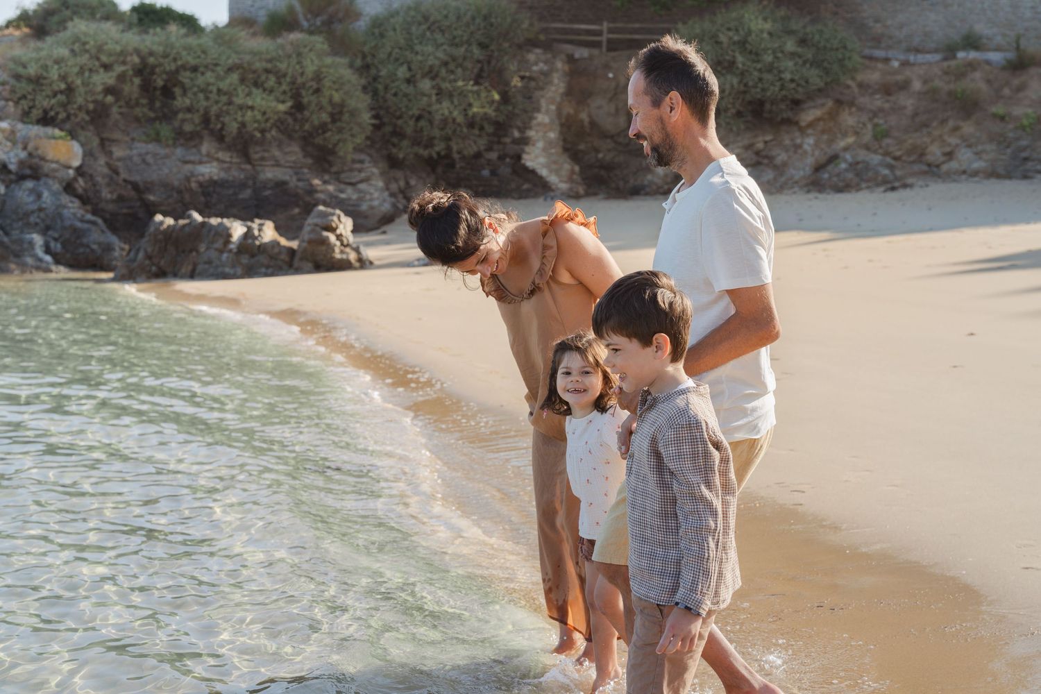 Séance photo famille naturelle sur une plage en Bretagne