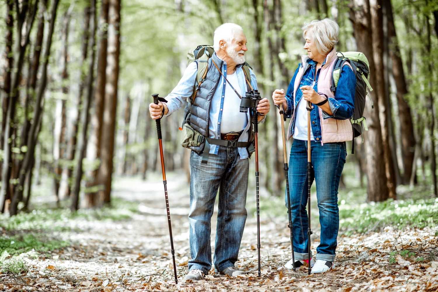 couple in their 70's takes a hike trusting their insurance coverage with Smithtree insurance was their best decision
