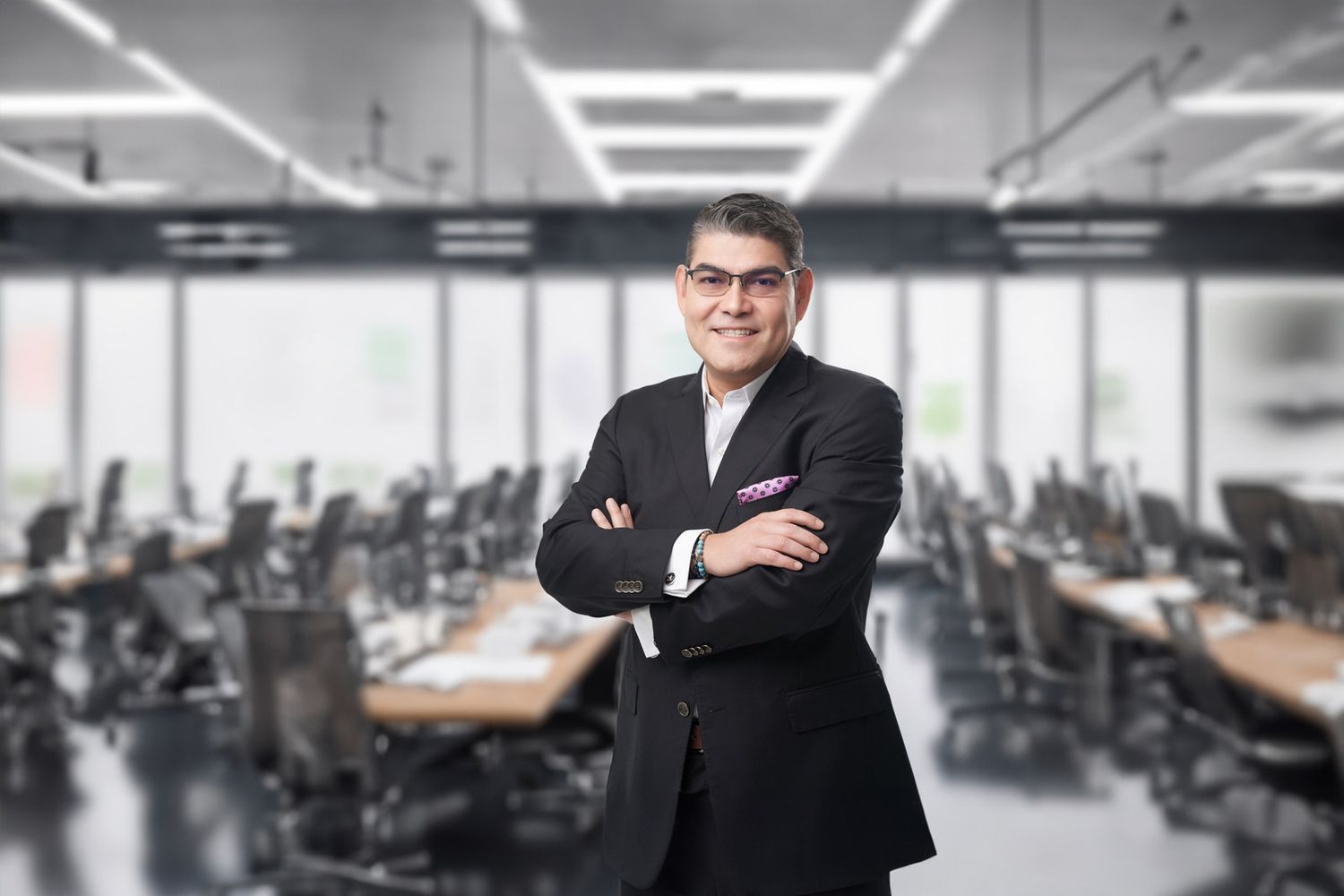 Retrato corporativo de hombre con cambio de fondo en AI