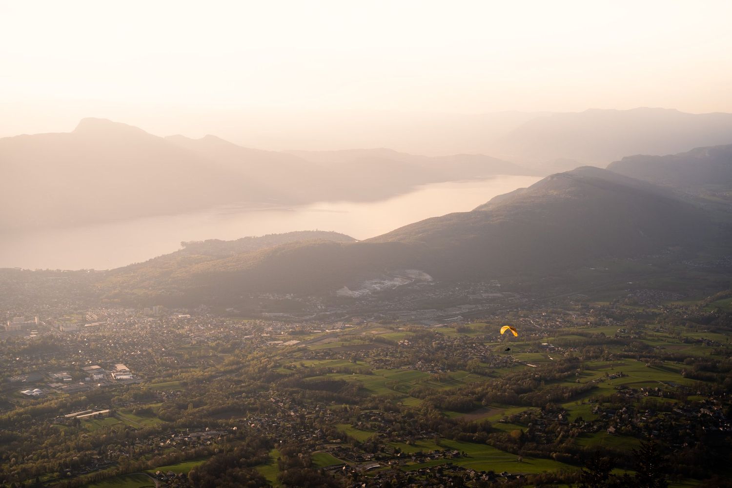 Point de vue sur le lac du Bourget depuis le belvédère de du revard au coucher du soleil avec un parapente