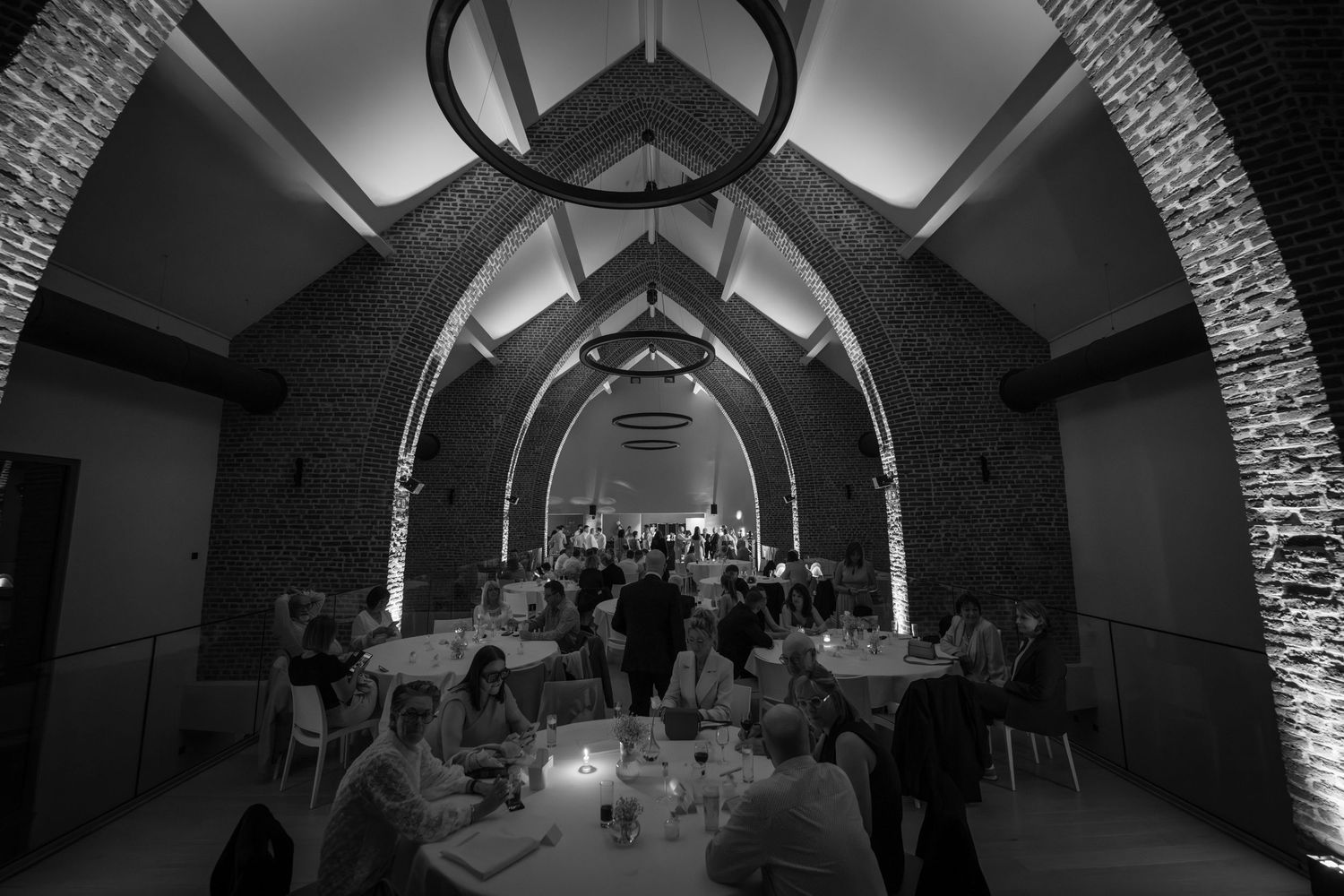 photo en noir et blanc des voutes de la salle principale du domaine de la ferme du val saint lambert