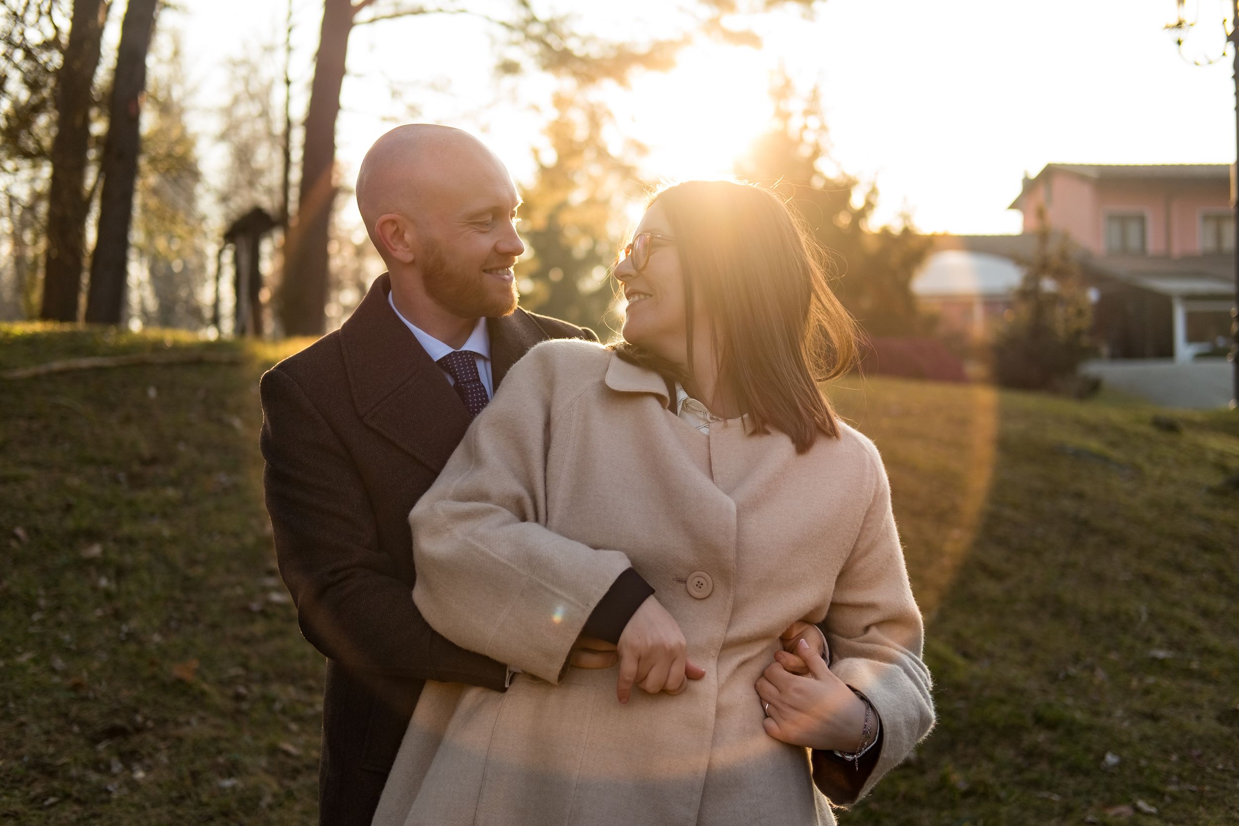 Giandonato e Giulia si sorridono abbracciati nella luce del sole.