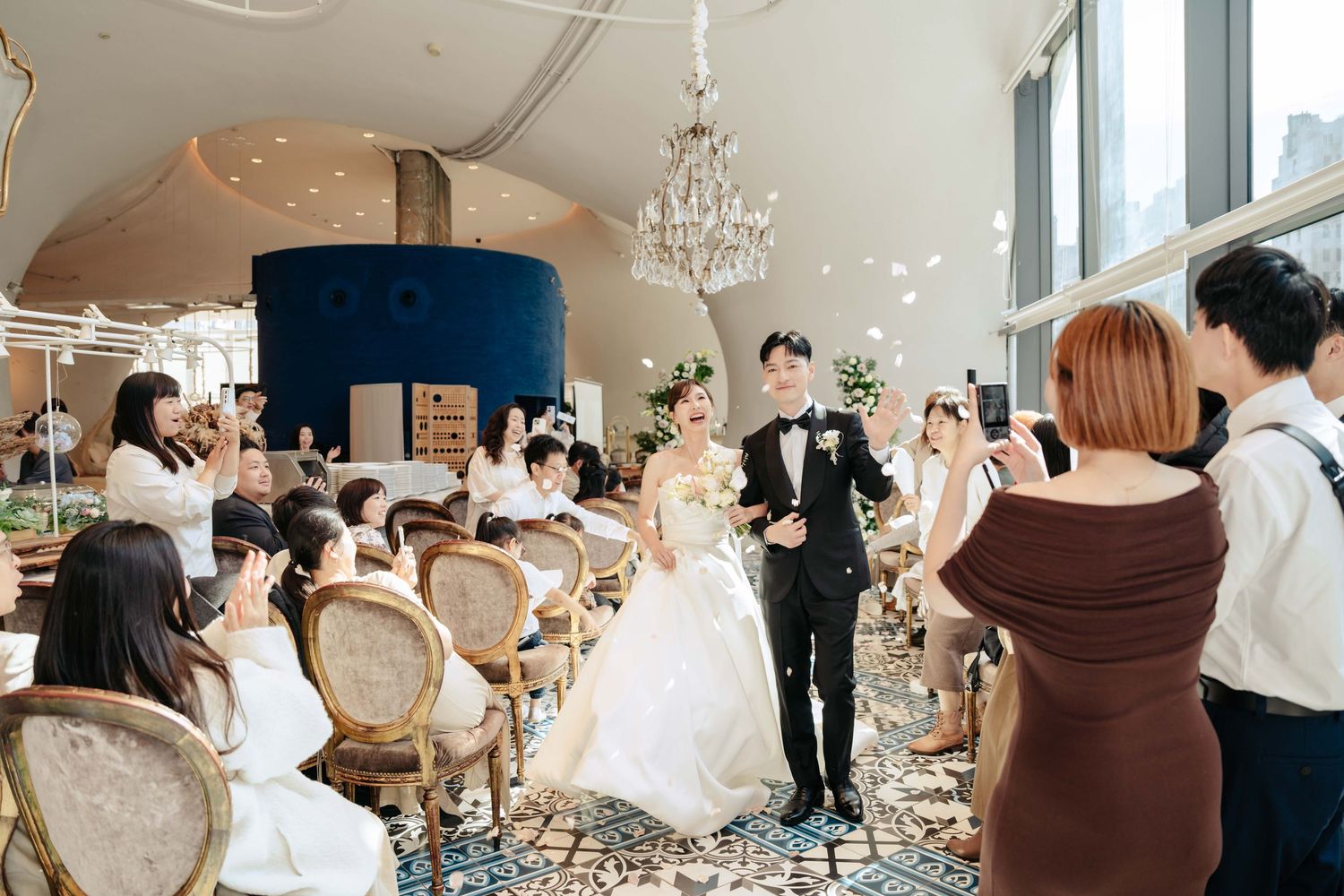 台灣室內證婚婚禮紀錄，古典美式風格場地結合歐式線條與自然光設計，呈現純白高級質感。婚禮採自由浪漫的buffet形式，賓客自在互動，新娘以素雅精緻造型登場，新郎為音樂家，整體氛圍溫柔細膩。渴望影像以紀實婚禮攝影方式捕捉真實情感與自然互動，呈現電影感敘事畫面，留下富有故事性的婚禮回憶