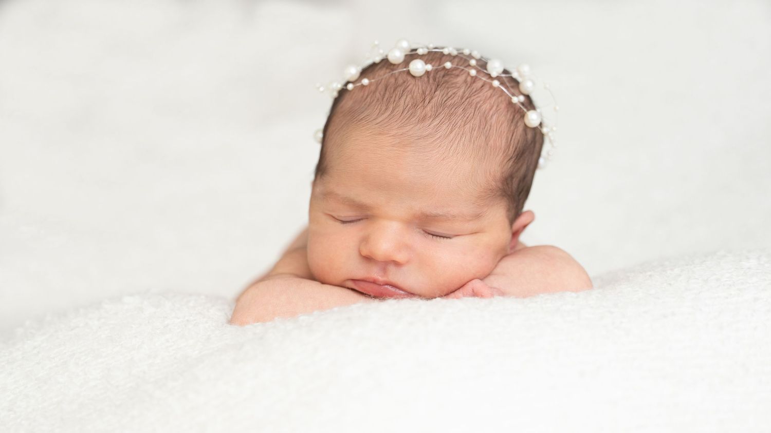 Minimal newborn photography setup by a new born photographer Dubai
