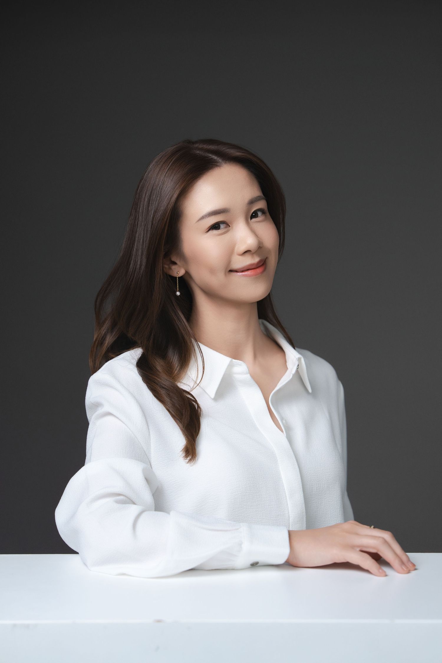Aspire Studio 提供屏東、高雄地區專業商業形象照拍攝，適合企業主、創業者與各類專業人士。
我們重視品牌定位與拍攝用途，透過自然引導與精準用光，拍出自信、耐看且真正能代表你的形象照片，適用於官網、社群與品牌宣傳。有你形象照、專業品牌形象照提供、音樂會形象照、