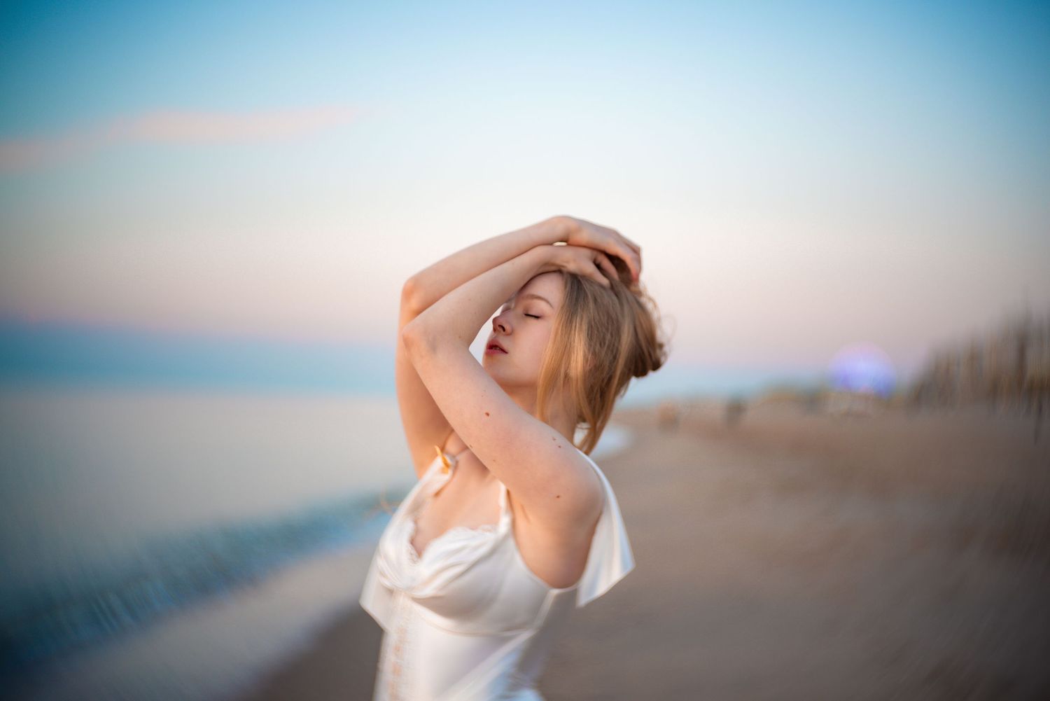 Portretshoot Katwijk strand met vintage lens lomography New Petzval 55mm 1.7, editorial fotoshoot, strandfotografie Noord-Holland