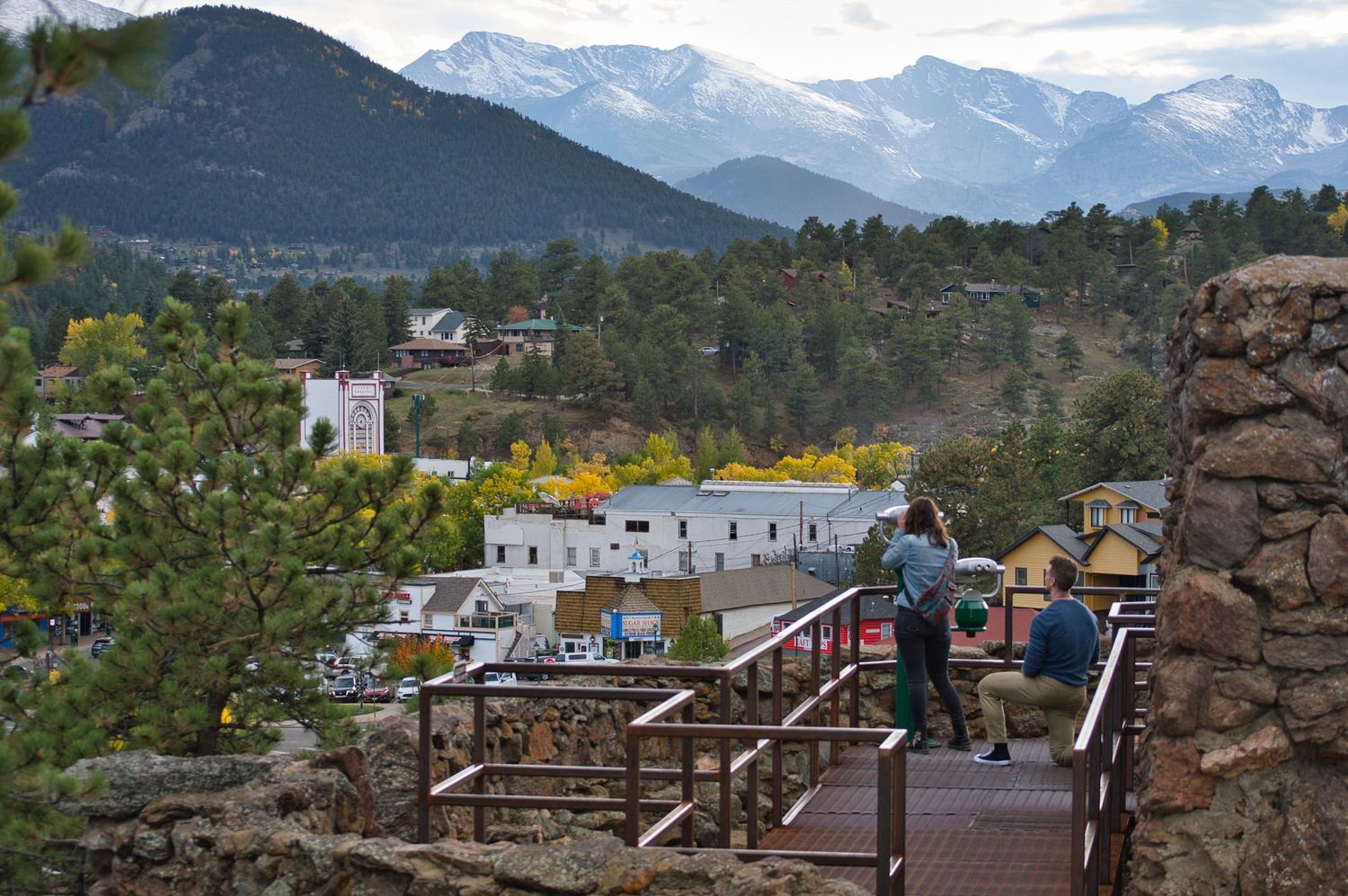 Man kneeling down about to surprise the woman with a proposal in Estes Park, Colorado.
Pixcapades | The Rocky Mountain Proposal Photographer