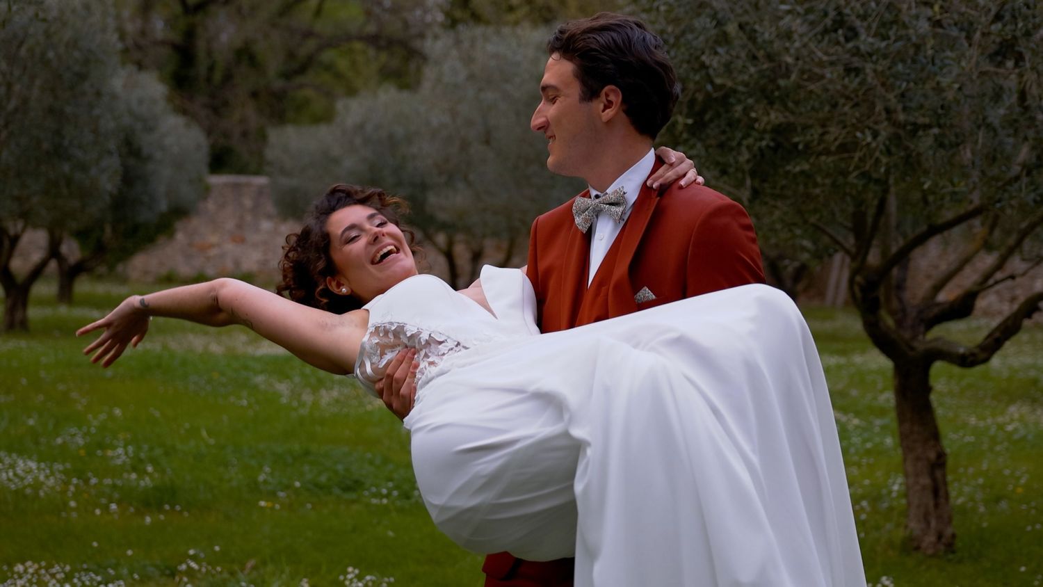 Couple de mariés dans les oliviers en Provence, séance photo romantique près d’Aix-en-Provence par WA Visuel.