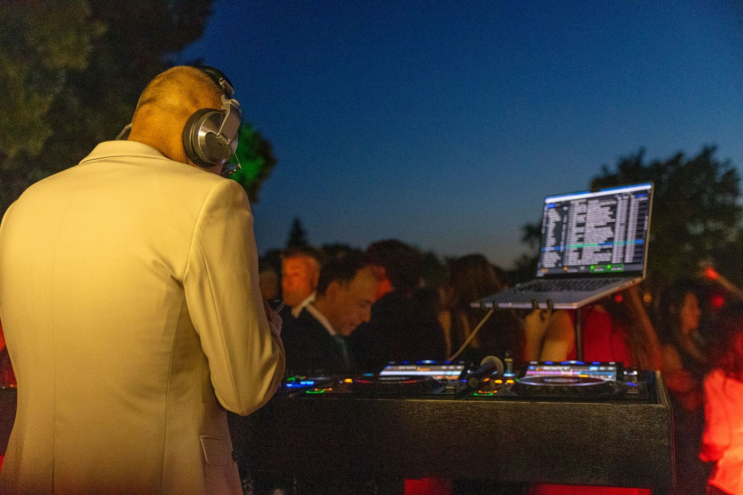 DJ aux platines pendant la soirée de remise de diplômes IBS au Château de Roquefeuille