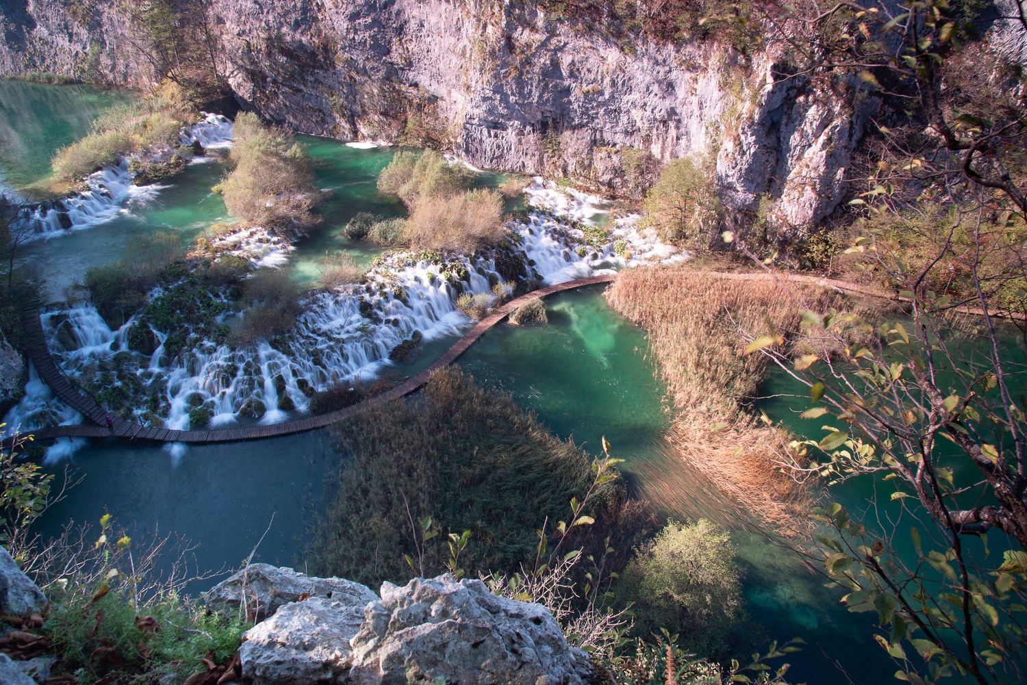 Vista dall'alto del canyon con cascate e laghi color smeraldo