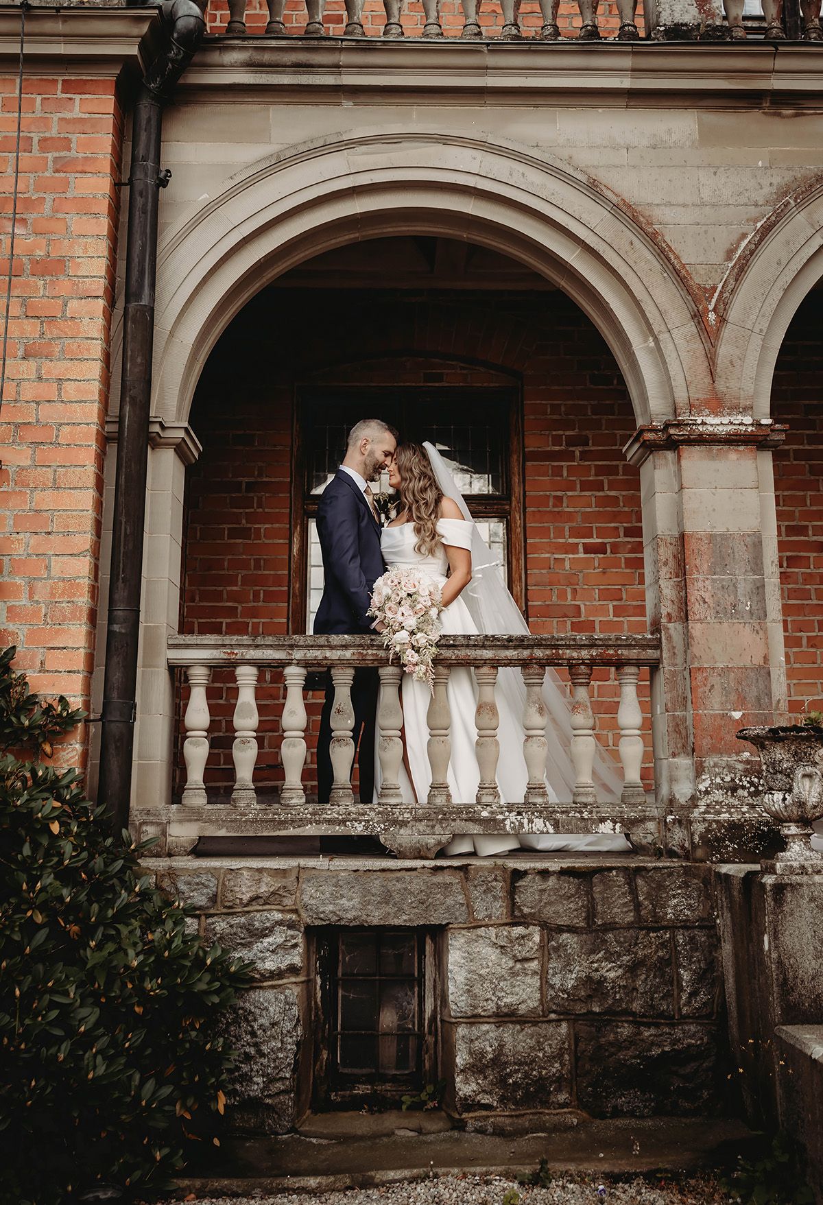 Brudpar fotograferas under bröllop på Rockelstad slott i Flen, Sörmland. Foto av Lets Bloom Media, bröllopsfotograf i Östergötland.