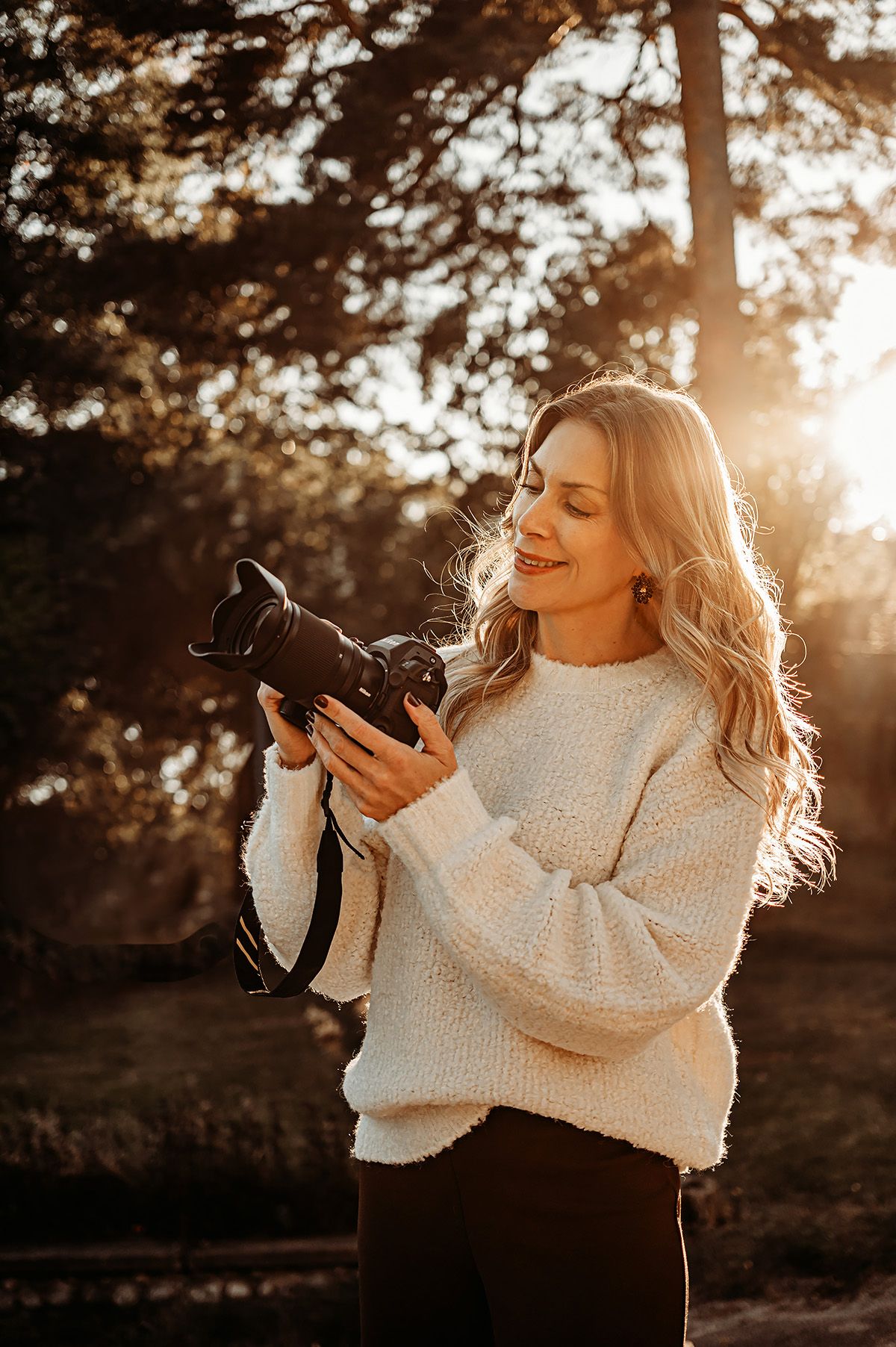 Porträtt i varmt motljus av fotograf Josefin Landhagen, kreatör på Lets Bloom Media i Finspång och Norrköping i Östergötland.