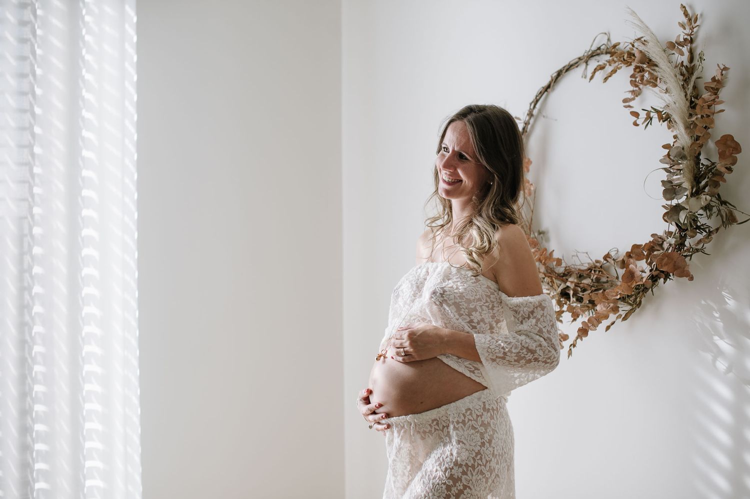 Servizio premanan a Verona, fotografo specializzato in servizi di gravidanza, studio fotografico accogliente, abiti maternity