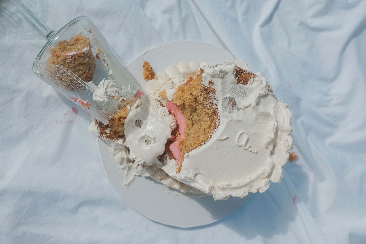 Five progress shots show creamy frosting being spread and textured onto a layered cake with crumbs visible.