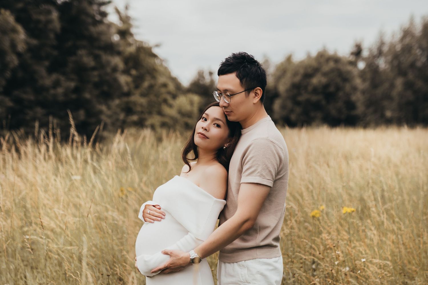 Couples Maternity Outdoor Photo Shoot in Oxfordshire