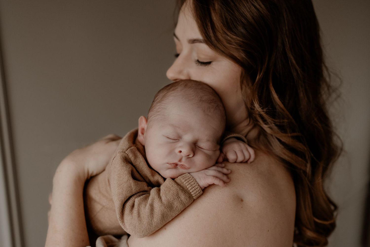 Pasgeboren baby vastgelegd tijdens een newbornshoot in Kaatsheuvel, ook mogelijk in thuisstudio Geldrop, Mierlo, Heeze, Leende.