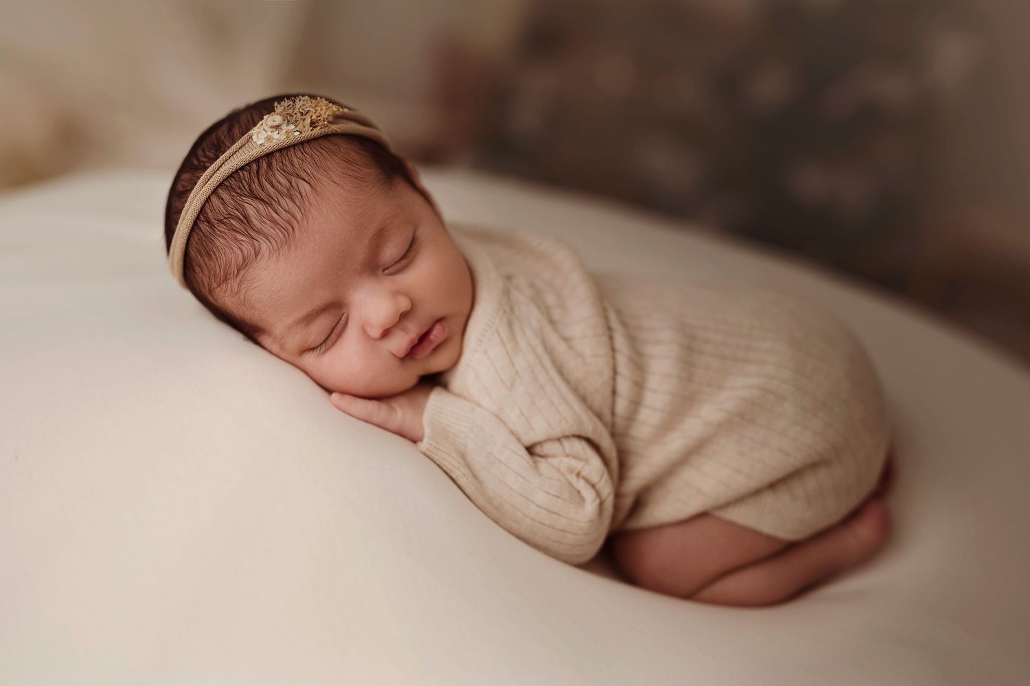 bambina durante sessione fotografica newborn