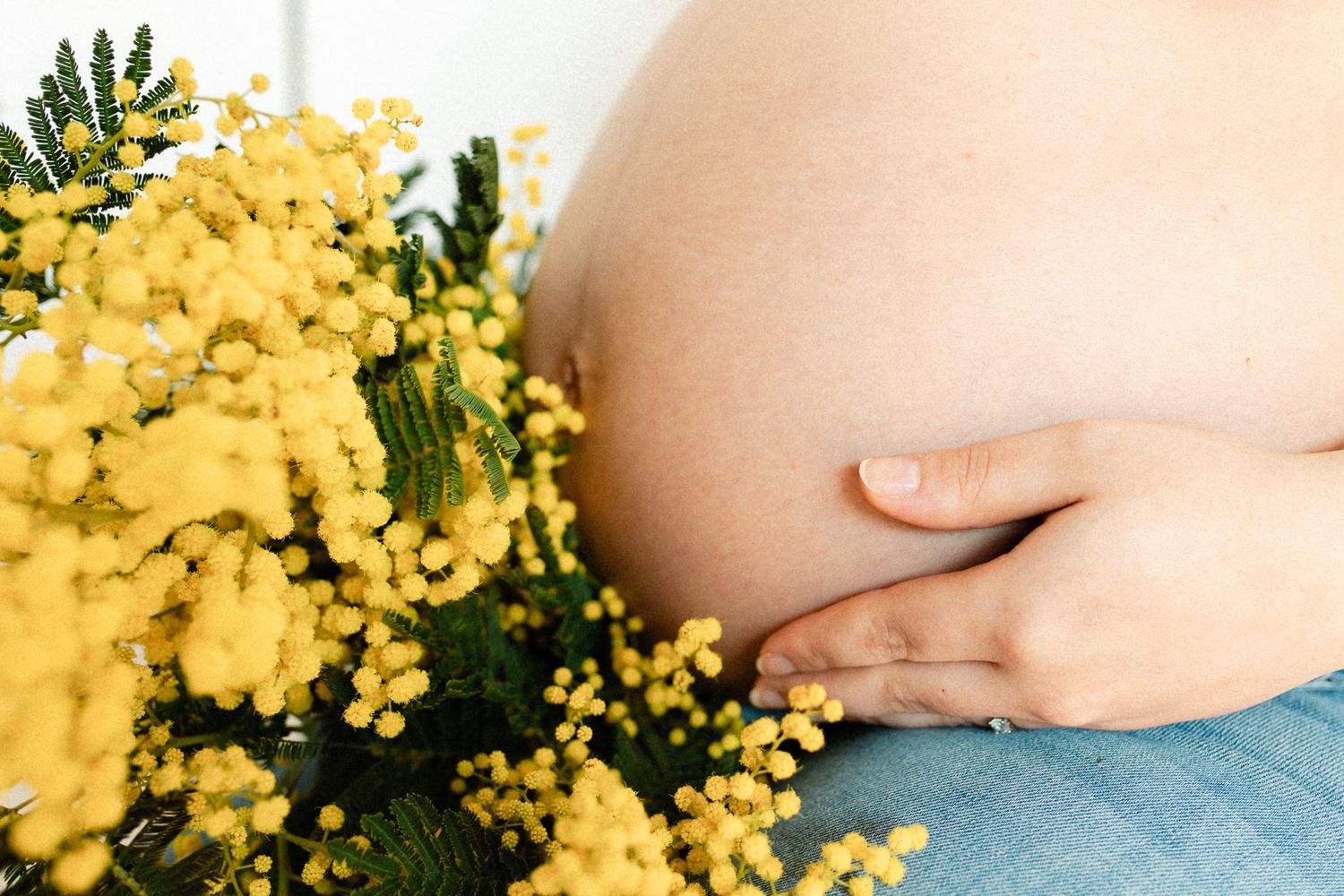 Séance grossesse mimosa à domicile à Plaisir dans les Yvelines