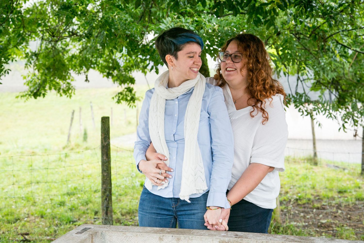 Un couple de femmes qui se tiennent enlacées à la Flachère (38).