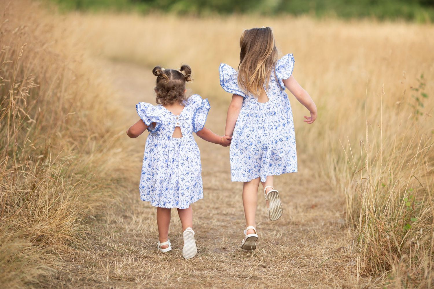 two girls skipping at pickerings pasture hale widnes. outdoor family photoshoot by little wonderland photography