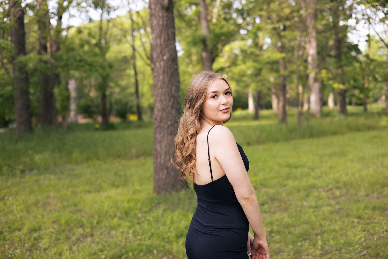 Outdoor summer senior photos in Springfield, Illinois
