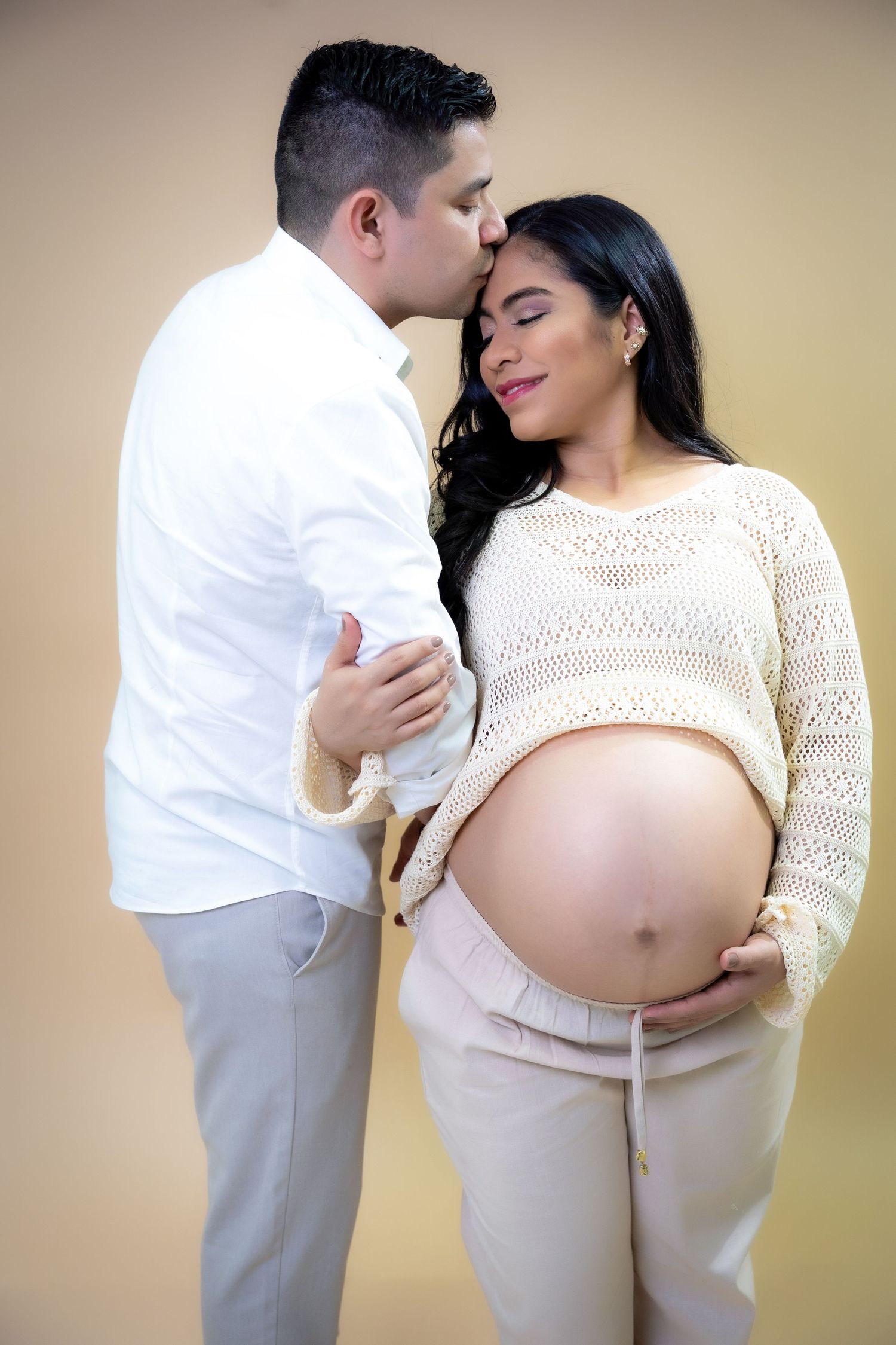 Fotografía de maternidad profesional en estudio en Valledupar, retrato artístico y cálido en Cesar, Colombia.