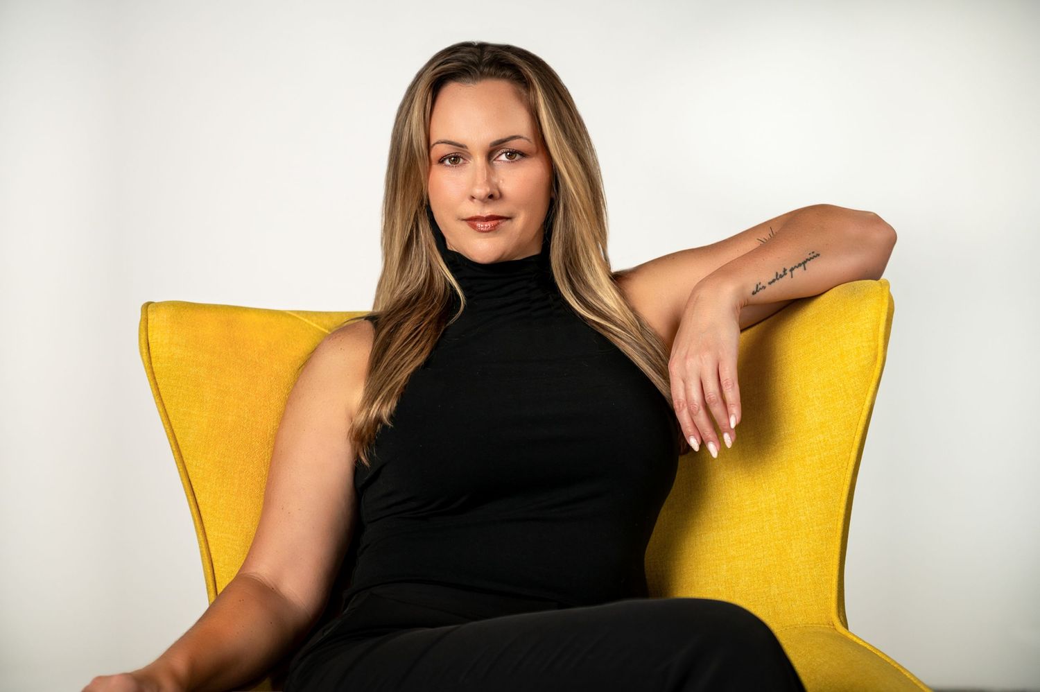Professional business headshot by Palm Beach headshot photographers for LinkedIn profiles. Linkedin profile of Cara Wright