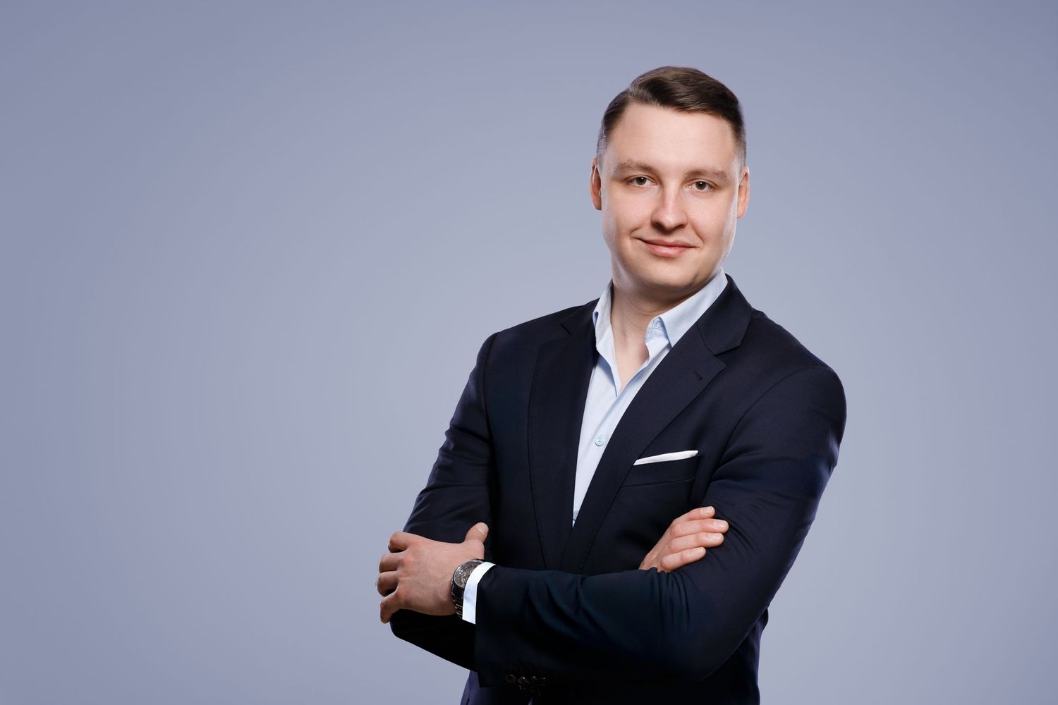 Biznesmen w garniturze. Dawid Wołoszyn fotograf biznesowy Lublin, fotograf produktowy Lublin